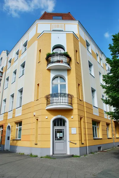 Wunderschöne Altbauwohnung mit Einbauküche und Balkon — photo 1